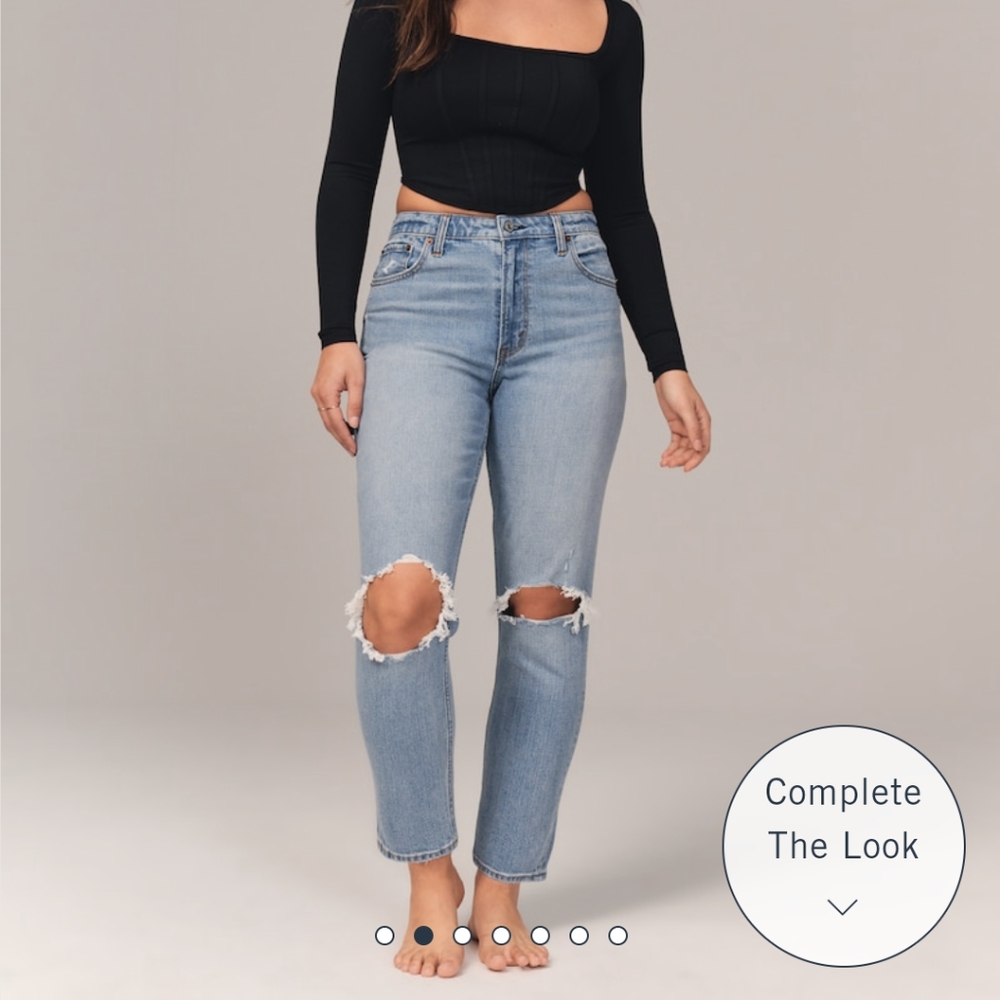 NWT Abercrombie Curve Love High Rise Mom Jean in 28Short